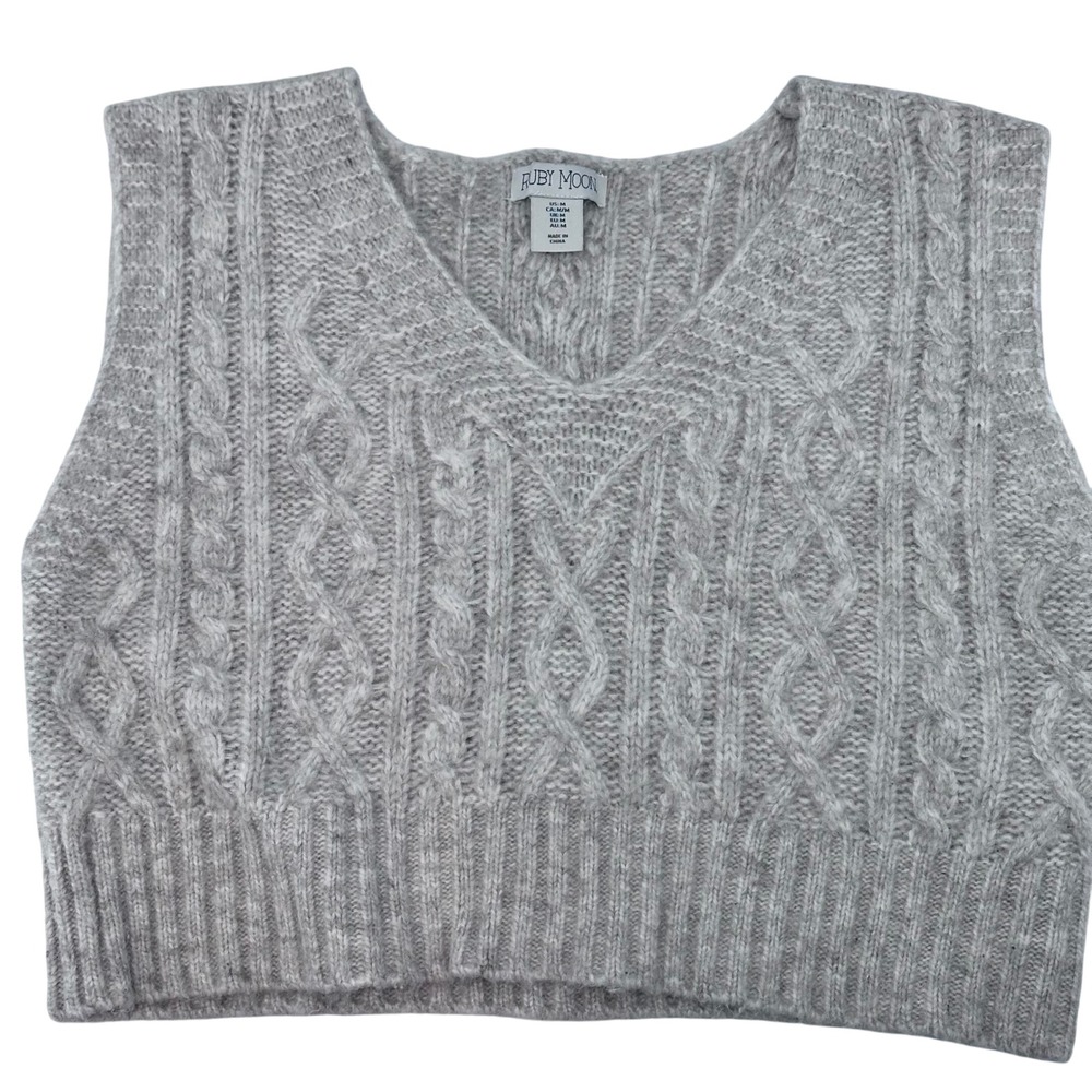 Ruby Moon Knit Vest Size M Cable Knit Sleeveless V‎ Neck Wool Pullover Layer